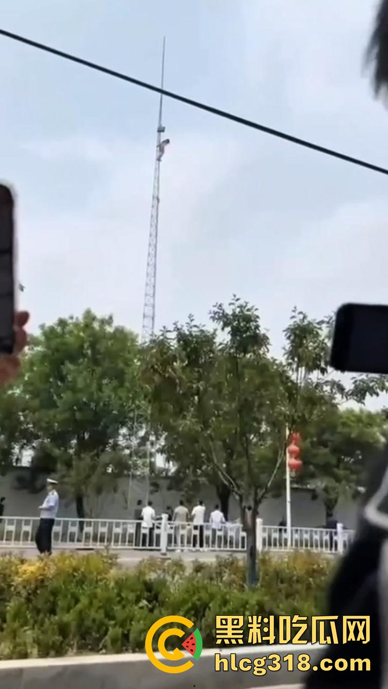 变态主人带母狗露出，突发奇想爬信号塔，高空捆绑拍照炫耀，结果主人意外坠落摔死，女子已获救！-2