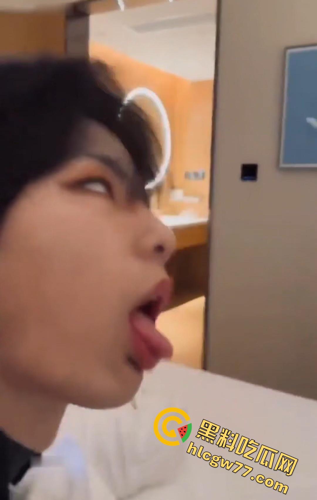 昨夜酒店套房短发伪娘被金主狂操！深喉肛交浪叫炸裂！-6