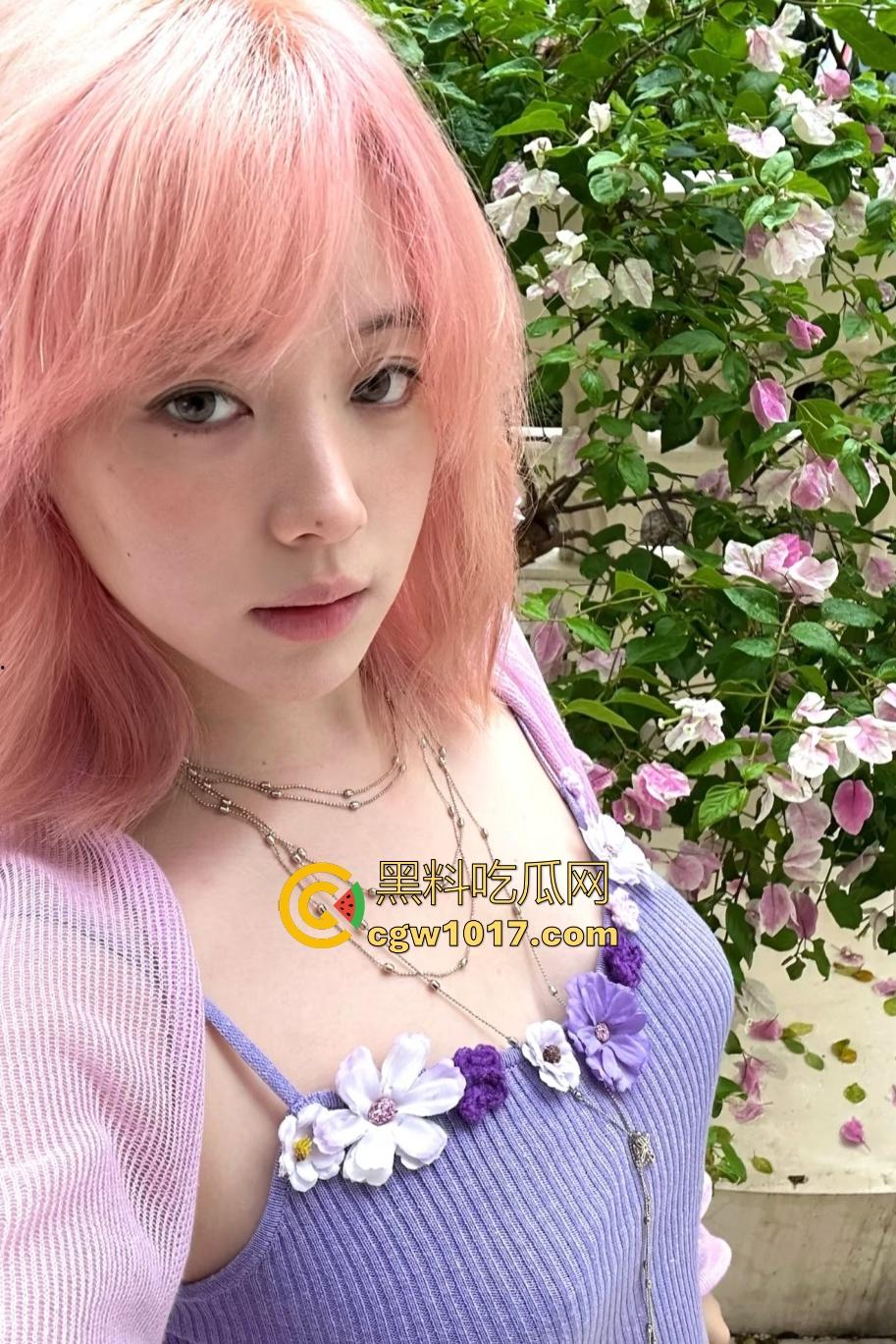 痴女女友想吃鸡巴被迫染粉毛,你别说染发了还挺骚的,调皮脸蛋跪地像狗口交深喉,B毛剃了一半像个小日本!-1