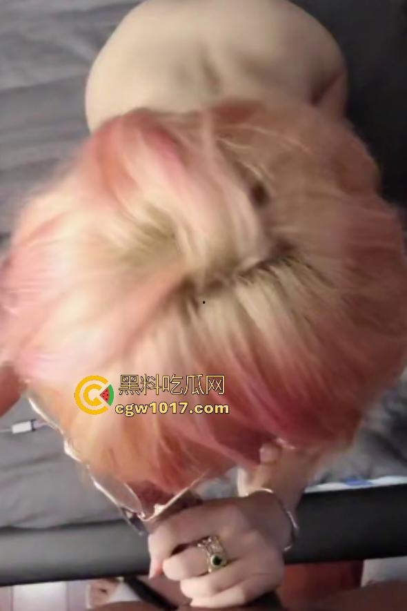 痴女女友想吃鸡巴被迫染粉毛,你别说染发了还挺骚的,调皮脸蛋跪地像狗口交深喉,B毛剃了一半像个小日本!-3