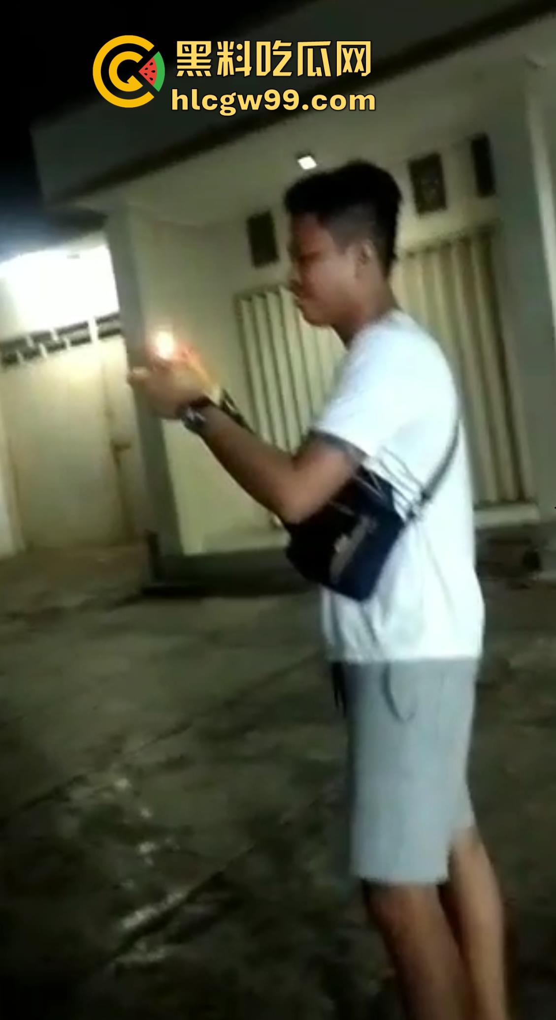 恐怖!烟花燃放失败案例又添一,这么大威力的你也敢手持呀!前面笑嘻嘻后面手都被炸烂。-2