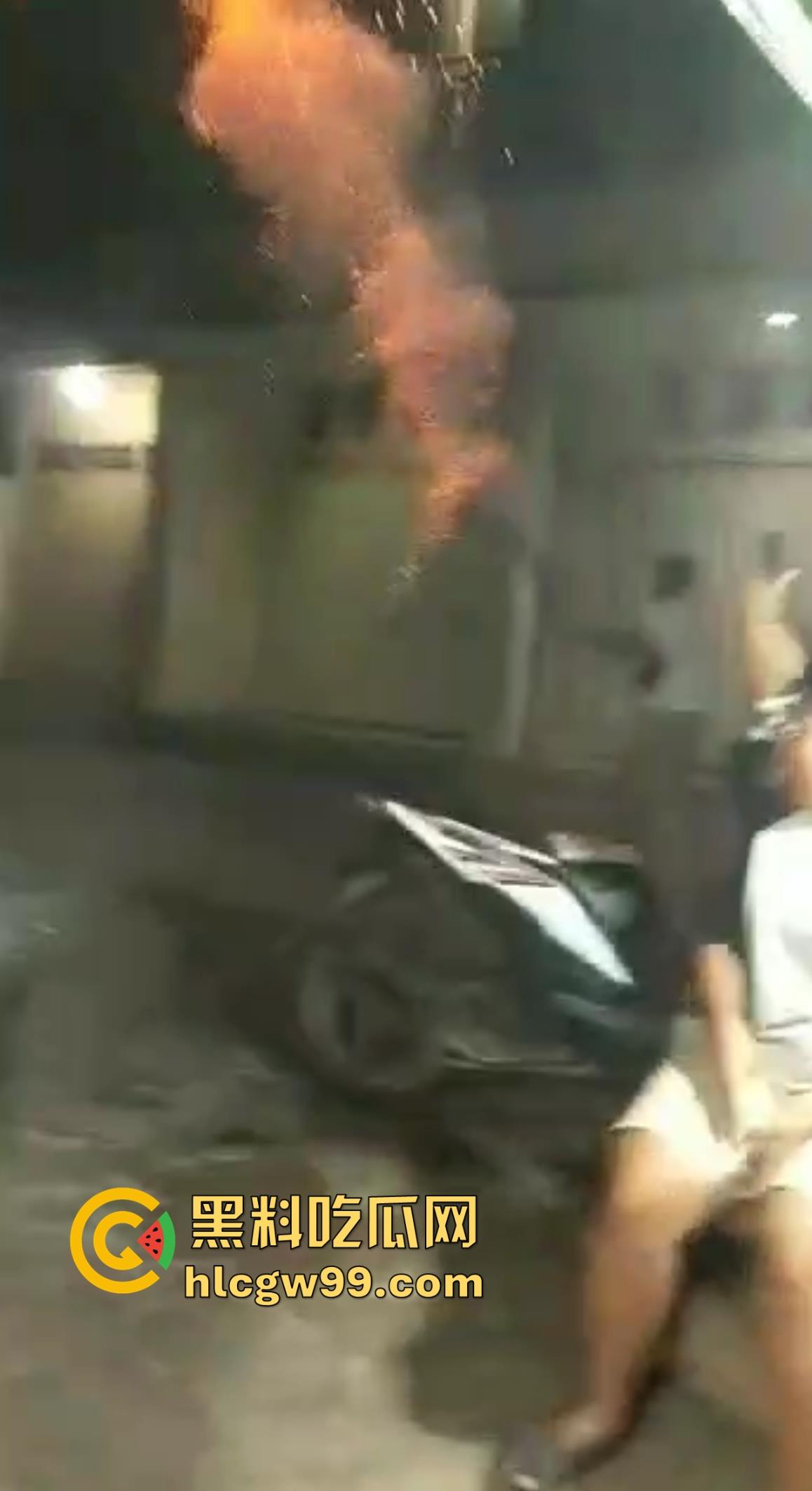 恐怖!烟花燃放失败案例又添一,这么大威力的你也敢手持呀!前面笑嘻嘻后面手都被炸烂。-3