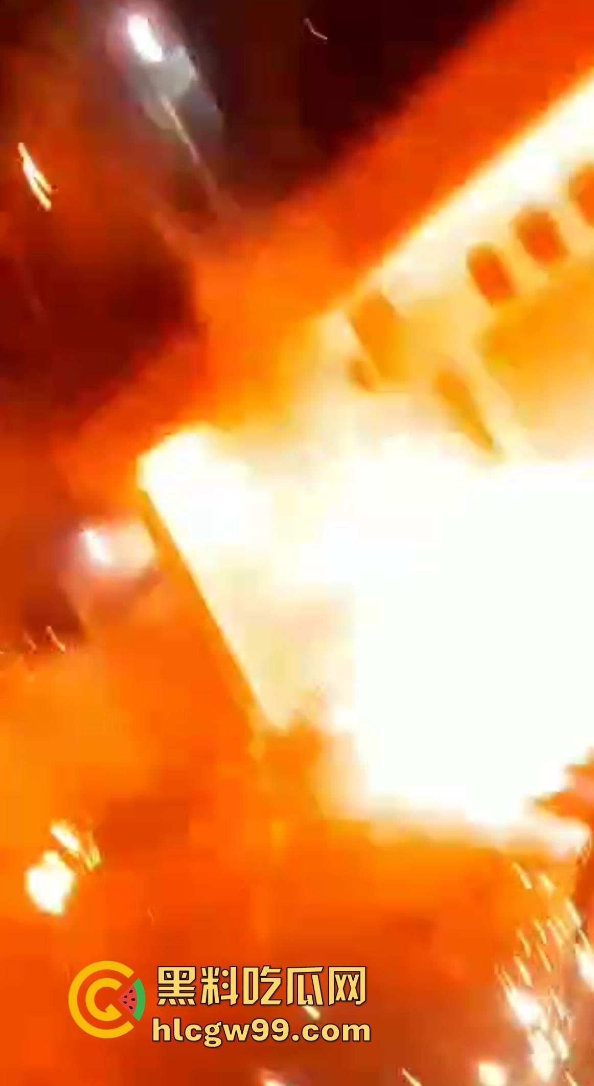 恐怖!烟花燃放失败案例又添一,这么大威力的你也敢手持呀!前面笑嘻嘻后面手都被炸烂。-8