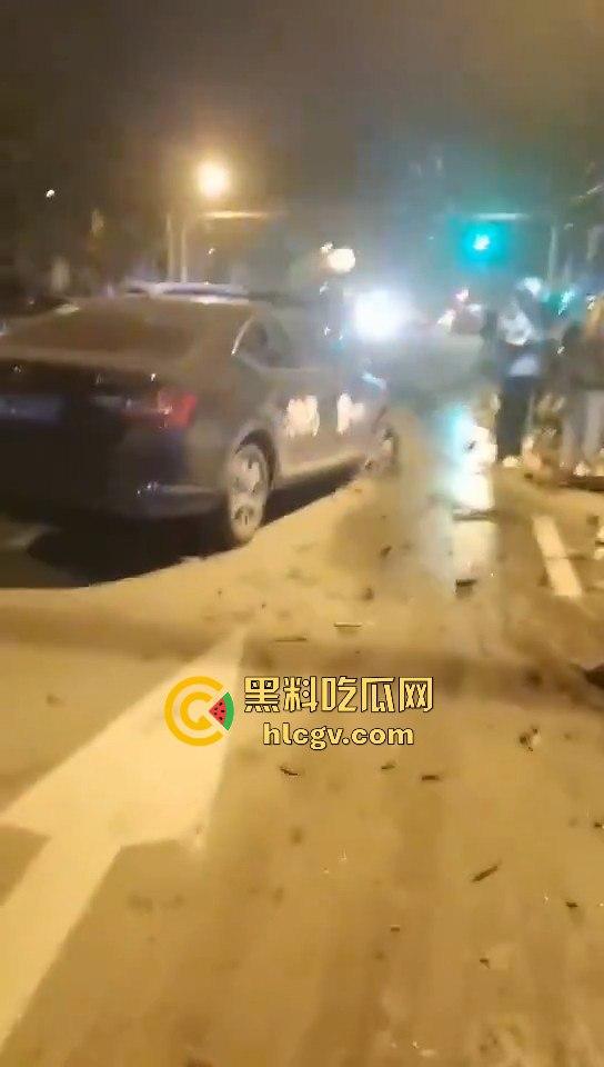 青岛人民路水泥罐车疯狂逆行撞上五十余辆车！司机一边撞一边大骂报复社会，车祸视频曝光！-3