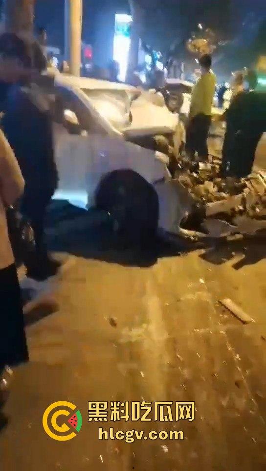 青岛人民路水泥罐车疯狂逆行撞上五十余辆车！司机一边撞一边大骂报复社会，车祸视频曝光！-4