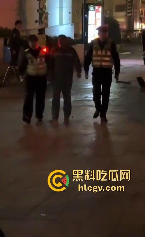 青岛人民路水泥罐车疯狂逆行撞上五十余辆车！司机一边撞一边大骂报复社会，车祸视频曝光！-5