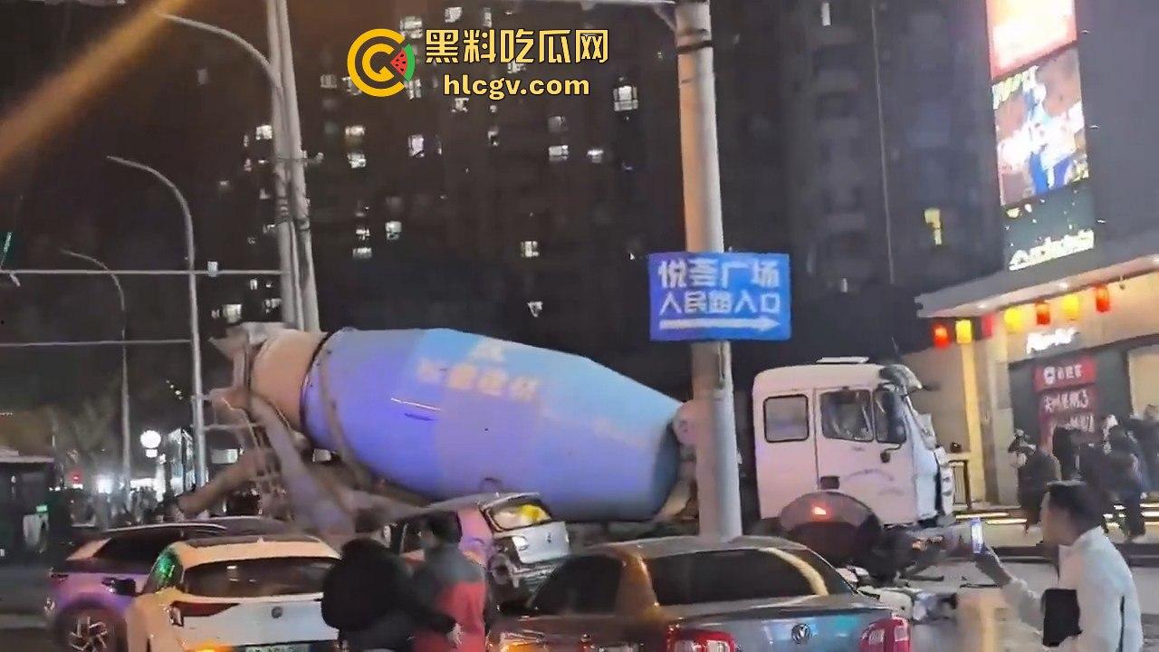 青岛人民路水泥罐车疯狂逆行撞上五十余辆车！司机一边撞一边大骂报复社会，车祸视频曝光！-7