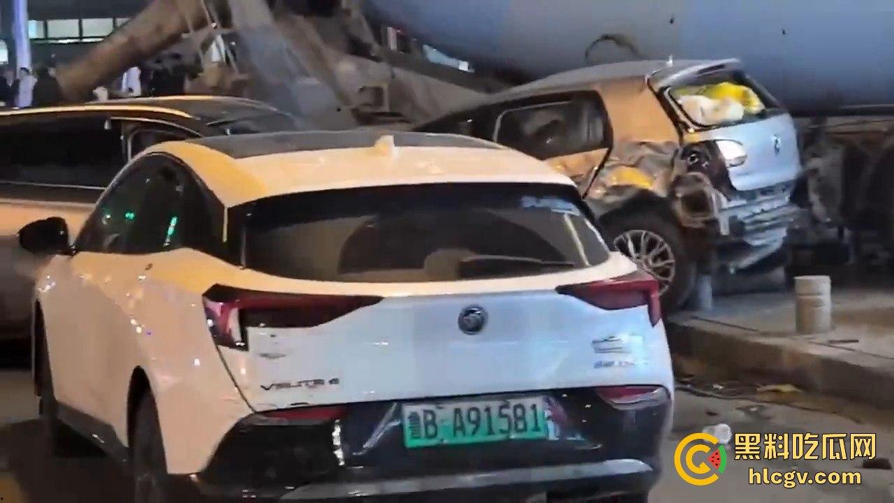 青岛人民路水泥罐车疯狂逆行撞上五十余辆车！司机一边撞一边大骂报复社会，车祸视频曝光！-11