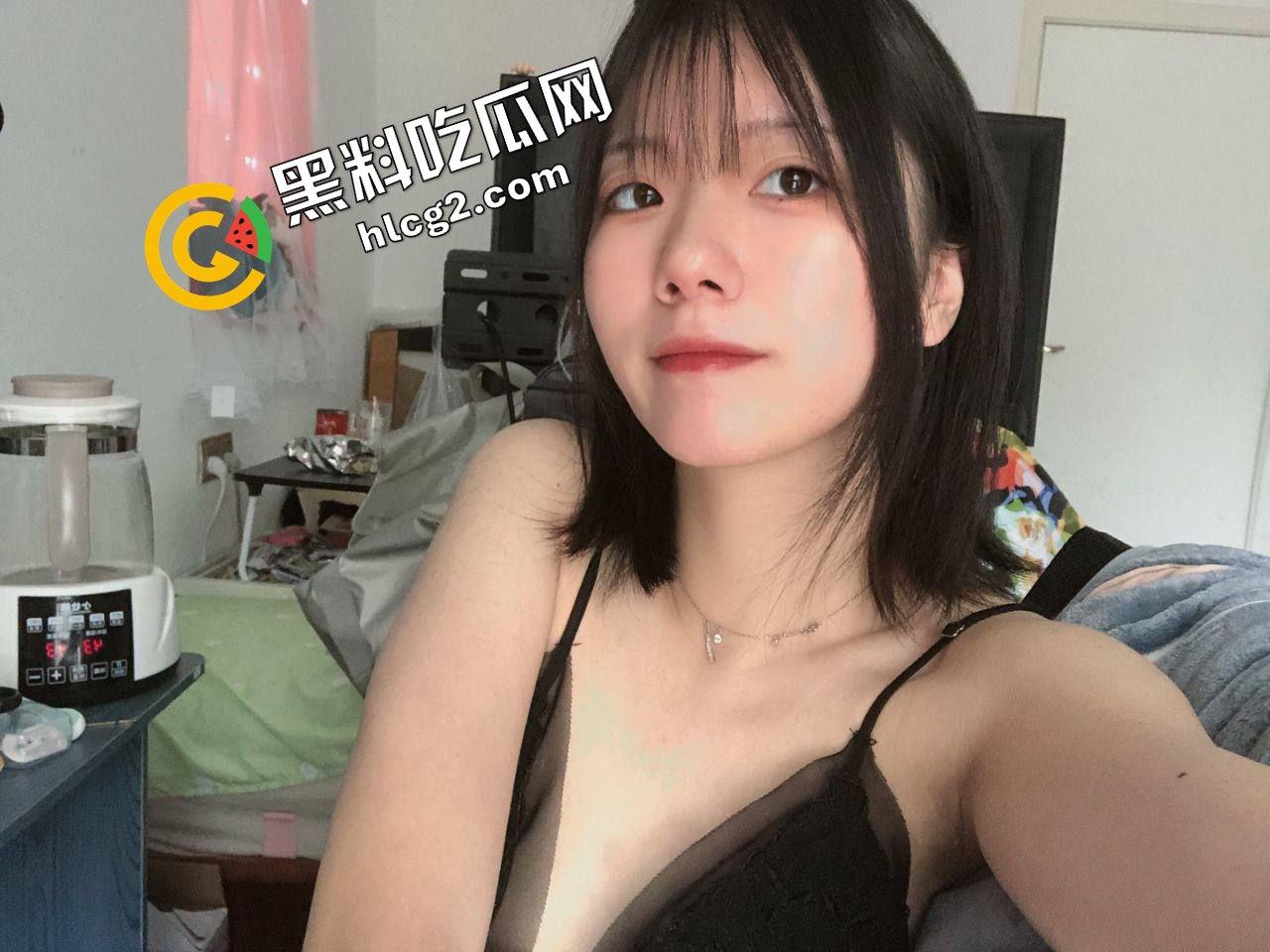 满脸胶原蛋白的高颜值反差婊『李瑜』摆着X腿站立后入 被金主调教成爬行母狗 私拍泄密流出！-3