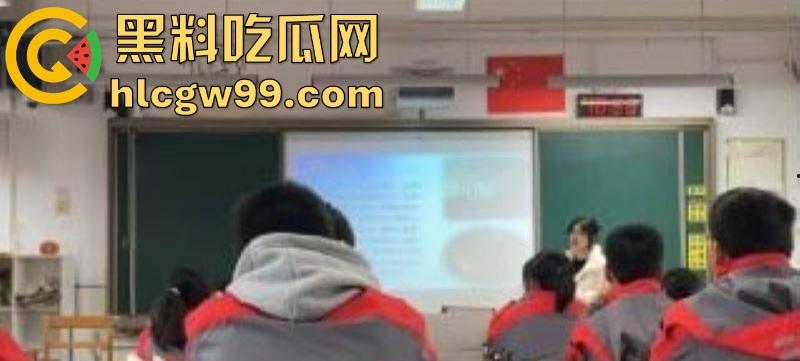 常州实习女大学生【林欣怡】讲台上是气质语文老师 私下是个反差母狗 狗链捆绑口交吃鸡令人乍舌!-4