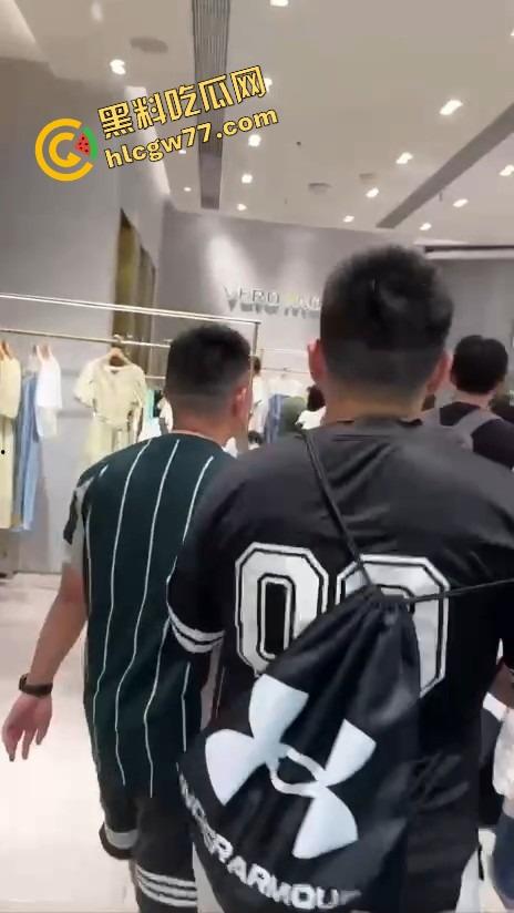 重庆光环广场色胚嘴贱喊小女孩摸一下看一下他的鸡，结果被女孩家长当场暴打，全程社死无缓冲！-2