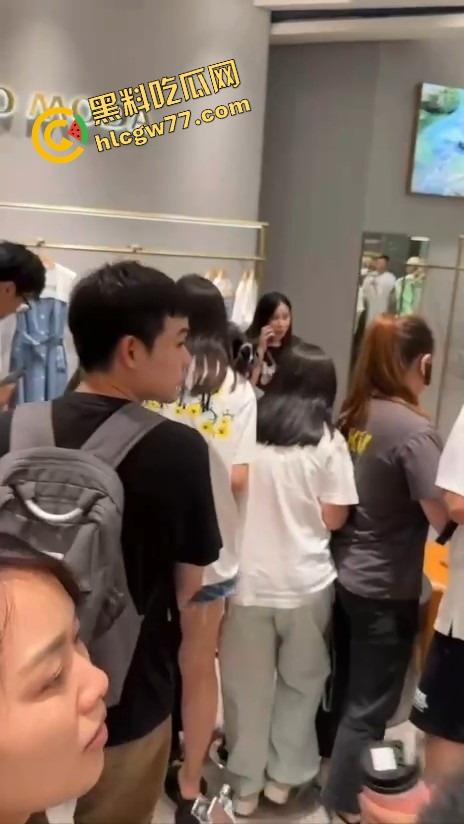 重庆光环广场色胚嘴贱喊小女孩摸一下看一下他的鸡，结果被女孩家长当场暴打，全程社死无缓冲！-3