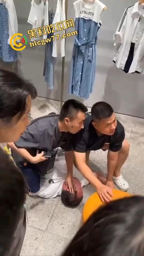 重庆光环广场色胚嘴贱喊小女孩摸一下看一下他的鸡，结果被女孩家长当场暴打，全程社死无缓冲！-4