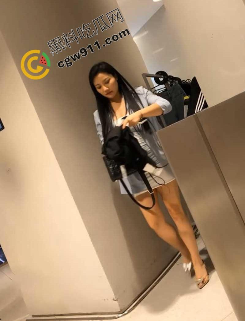 顶级偷拍精选！美艳骚妇真空美腿火辣躁动，嫩穴翘臀，刺激无比，欲火难耐！-8