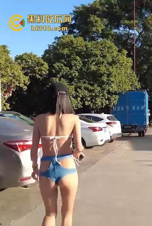 户外露出博主【CikaiMoon】广州成中村性感裸装逛街,乳头跟骚逼都若隐若现,弯腰露奶还勾引大爷问路!-3