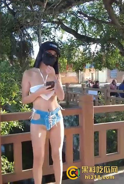 户外露出博主【CikaiMoon】广州成中村性感裸装逛街,乳头跟骚逼都若隐若现,弯腰露奶还勾引大爷问路!-5