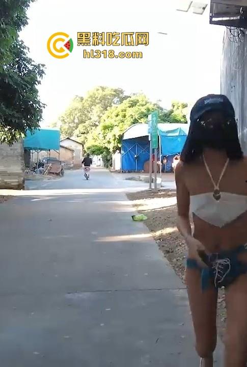 户外露出博主【CikaiMoon】广州成中村性感裸装逛街,乳头跟骚逼都若隐若现,弯腰露奶还勾引大爷问路!-7