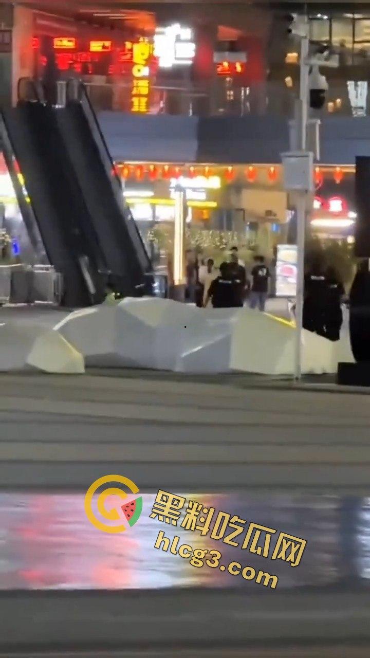四川自贡梵华1939商业中心持枪争执,激烈对峙震撼全网!-7