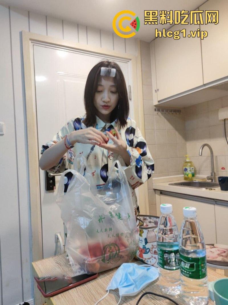 杭州海“龟”【潘玲玲】受眼镜男指导进军直播业 旁边还有打光的-4