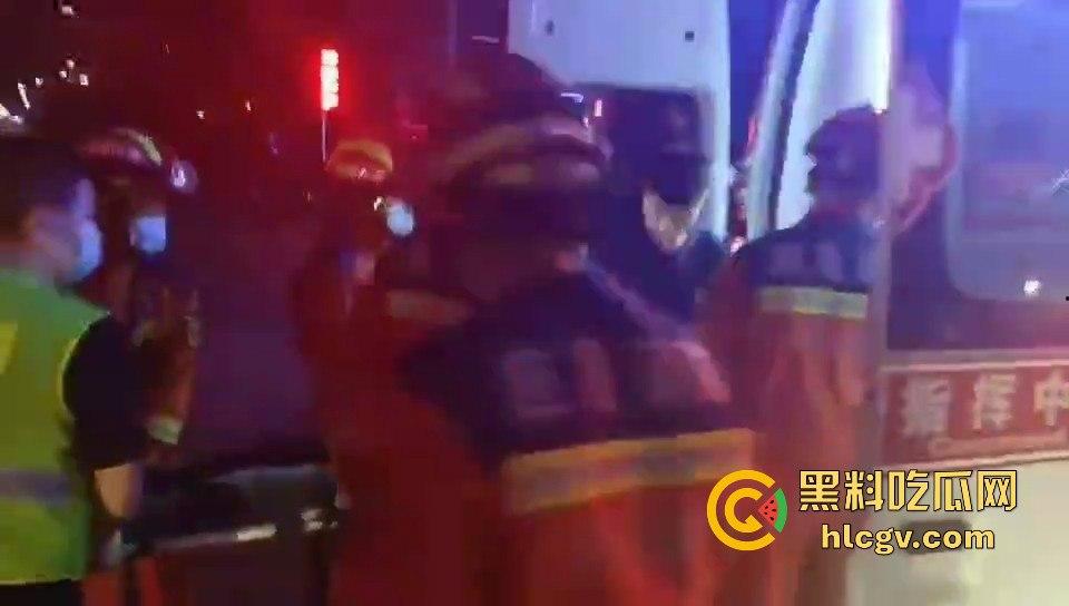 温都凌晨惨烈车祸！摩托车被撞飞，一人卡在水泥搅拌车底，生死救援紧急展开！-3