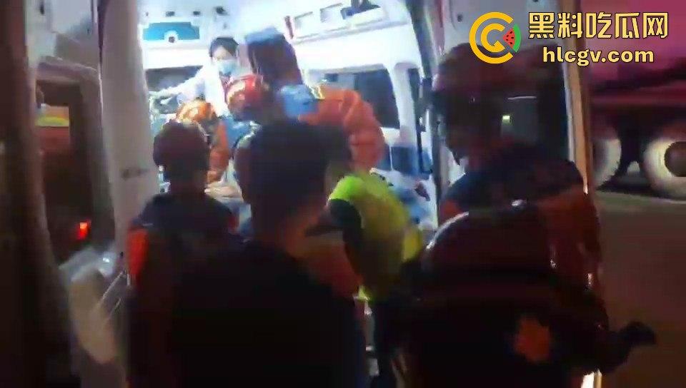 温都凌晨惨烈车祸！摩托车被撞飞，一人卡在水泥搅拌车底，生死救援紧急展开！-4