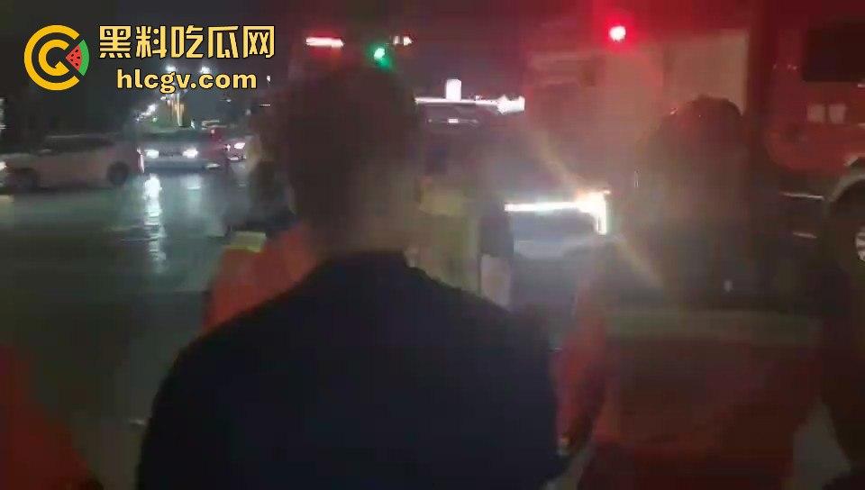 温都凌晨惨烈车祸！摩托车被撞飞，一人卡在水泥搅拌车底，生死救援紧急展开！-6