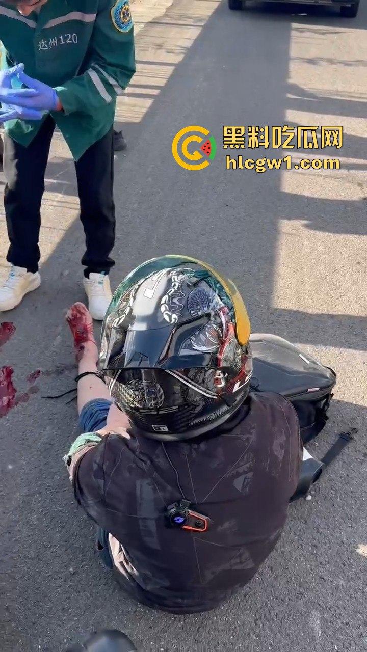 辽宁小车司机路怒找茬摩托骑手！以为没行车记录仪，直接上去撞，结果笑死了！-5