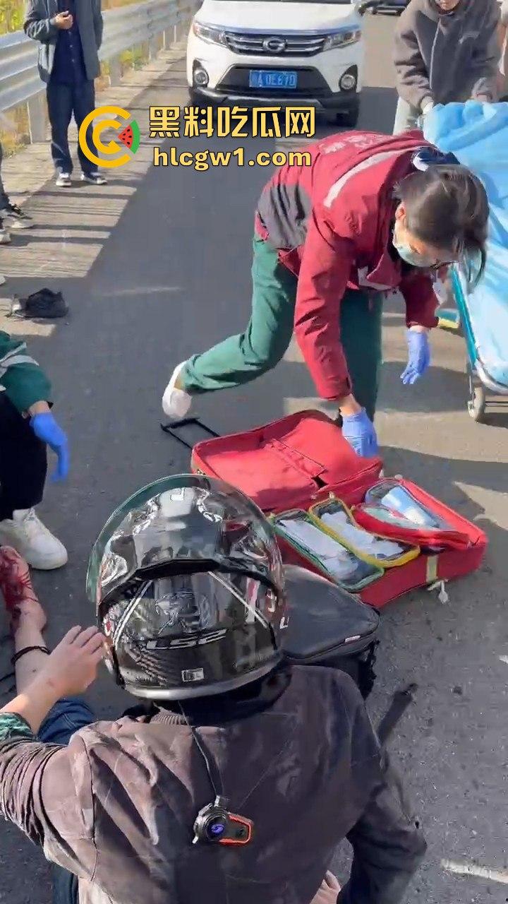 辽宁小车司机路怒找茬摩托骑手！以为没行车记录仪，直接上去撞，结果笑死了！-6