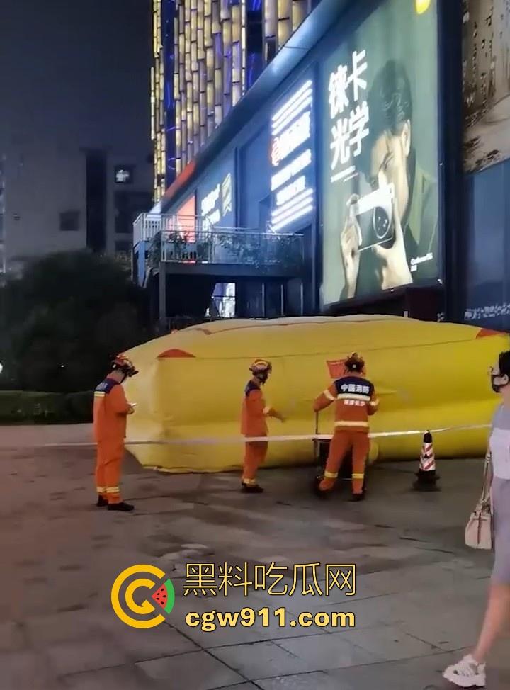 国庆假期长沙五一广场惊现男子跳楼!坐在边沿楼顶,准备一跃而下,楼下无数人围观,现场目击视频流出!-2