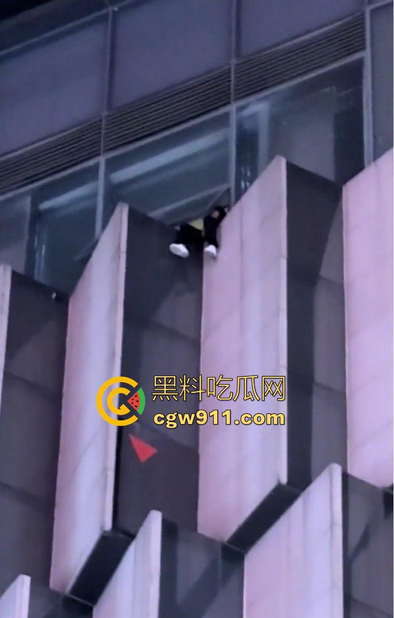 国庆假期长沙五一广场惊现男子跳楼!坐在边沿楼顶,准备一跃而下,楼下无数人围观,现场目击视频流出!-3