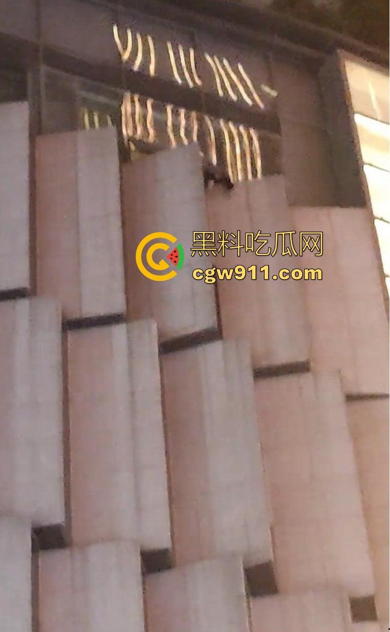 国庆假期长沙五一广场惊现男子跳楼!坐在边沿楼顶,准备一跃而下,楼下无数人围观,现场目击视频流出!-4