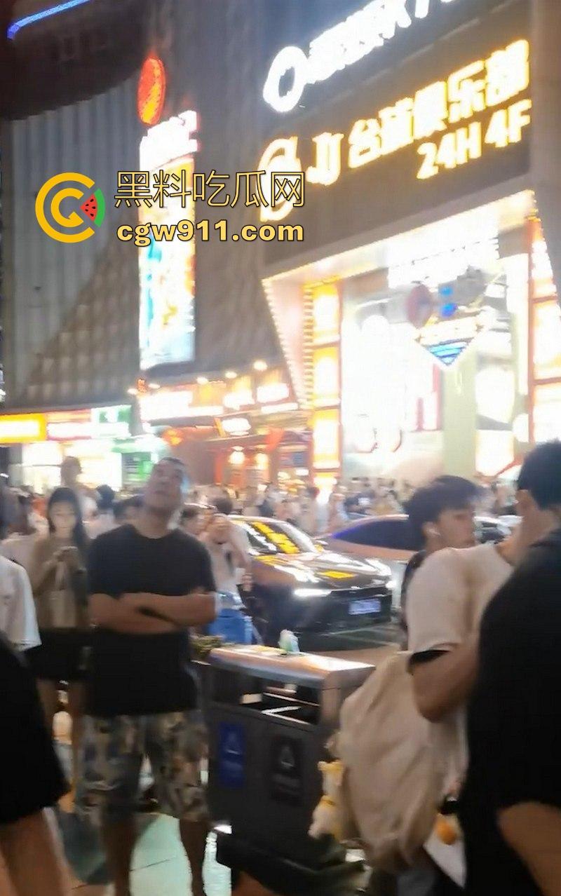 国庆假期长沙五一广场惊现男子跳楼!坐在边沿楼顶,准备一跃而下,楼下无数人围观,现场目击视频流出!-6