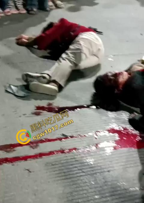普宁市血腥车祸现场曝光！摩托车被撞飞，车主血流一地，惨不忍睹，幸存者惨叫声撕心裂肺，围观者目无法直视！-4