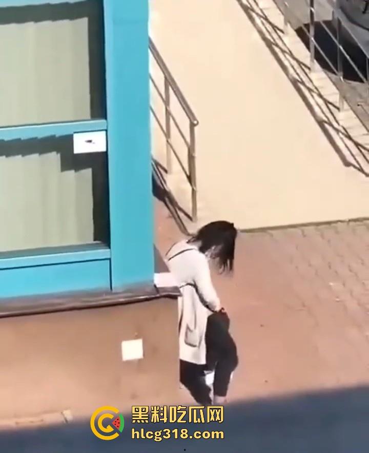 欧美大洋妞街上在线抠逼，不明原因的阴道瘙痒，眼看四下无人脱掉裤子自行止痒！-2