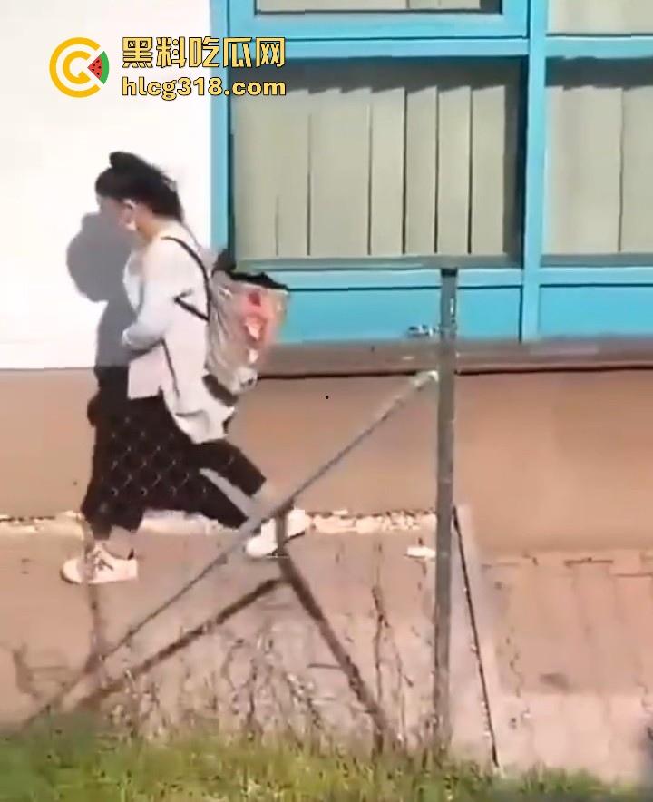 欧美大洋妞街上在线抠逼，不明原因的阴道瘙痒，眼看四下无人脱掉裤子自行止痒！-9