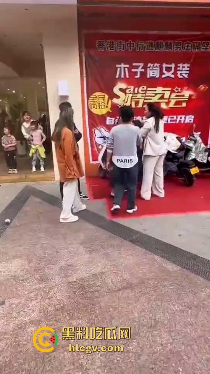 原配当街打小三 奈何小三闺蜜多 河南许昌女子抓小三首次失败案例 完败!-6