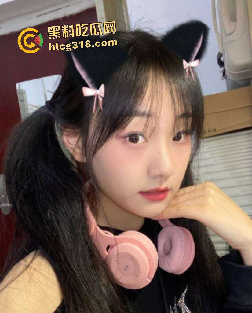 齐鲁医药学院大三张佳薇反差骚鸡！乖女床上被男友扣逼猛操，大鸡巴塞满爽翻！-2