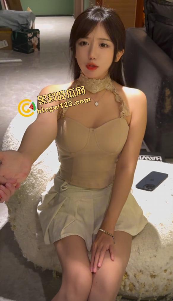 抖音回归首秀还没开『呆妹儿』先被前男友爆料干翻,开房洗澡视频实锤露脸,逼毛贴腿根,自己疯狂洗!-13