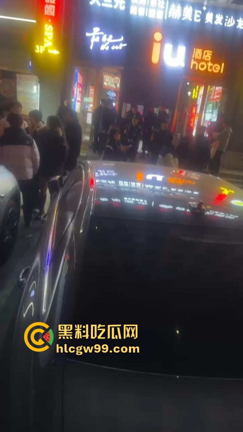 石家庄YOLO酒馆到底有多疯？50v50群架斗殴互砸酒瓶不算啥，厕所里直接开炮，这群小屁孩是疯了吧？-12