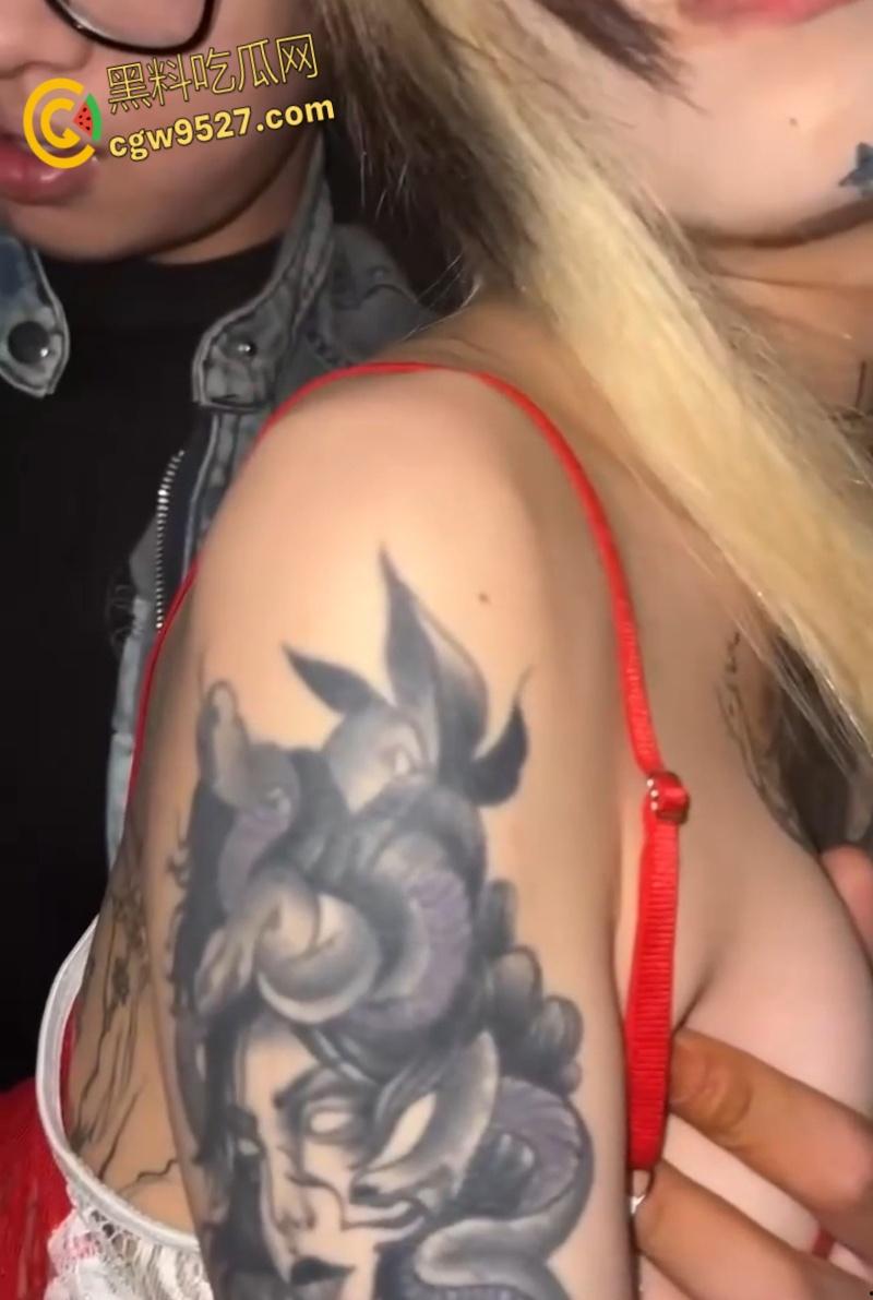 抖音网红精神小妹【无能巨婴】,线下约炮视频泄露,满背纹身滴蜡调教,楼梯站立后入猛操,真是骚到没边 !-7