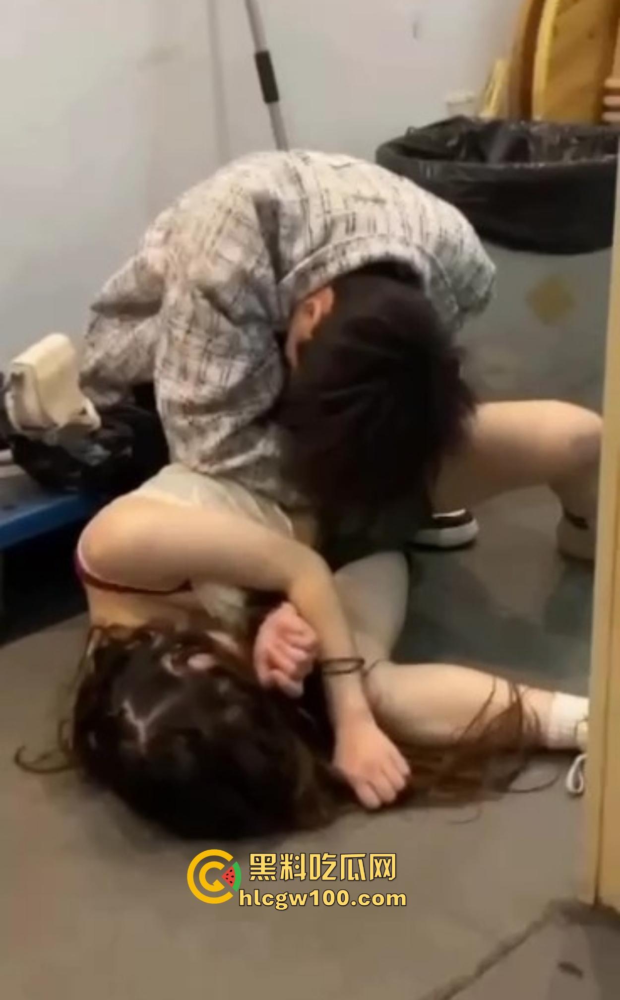 喝酒喝到脑袋开花，夜场女孩一杯酒换来一群狼，醉到瘫软被带回家迷奸使劲蹬，这晚她从人变成了公共物品！-5