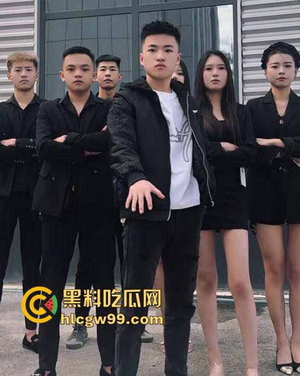 青海回族精神小伙结婚直播炸裂翻车，跟大哥吵架直接掀桌子砸盘子，这婚结得比打架还热闹！-7