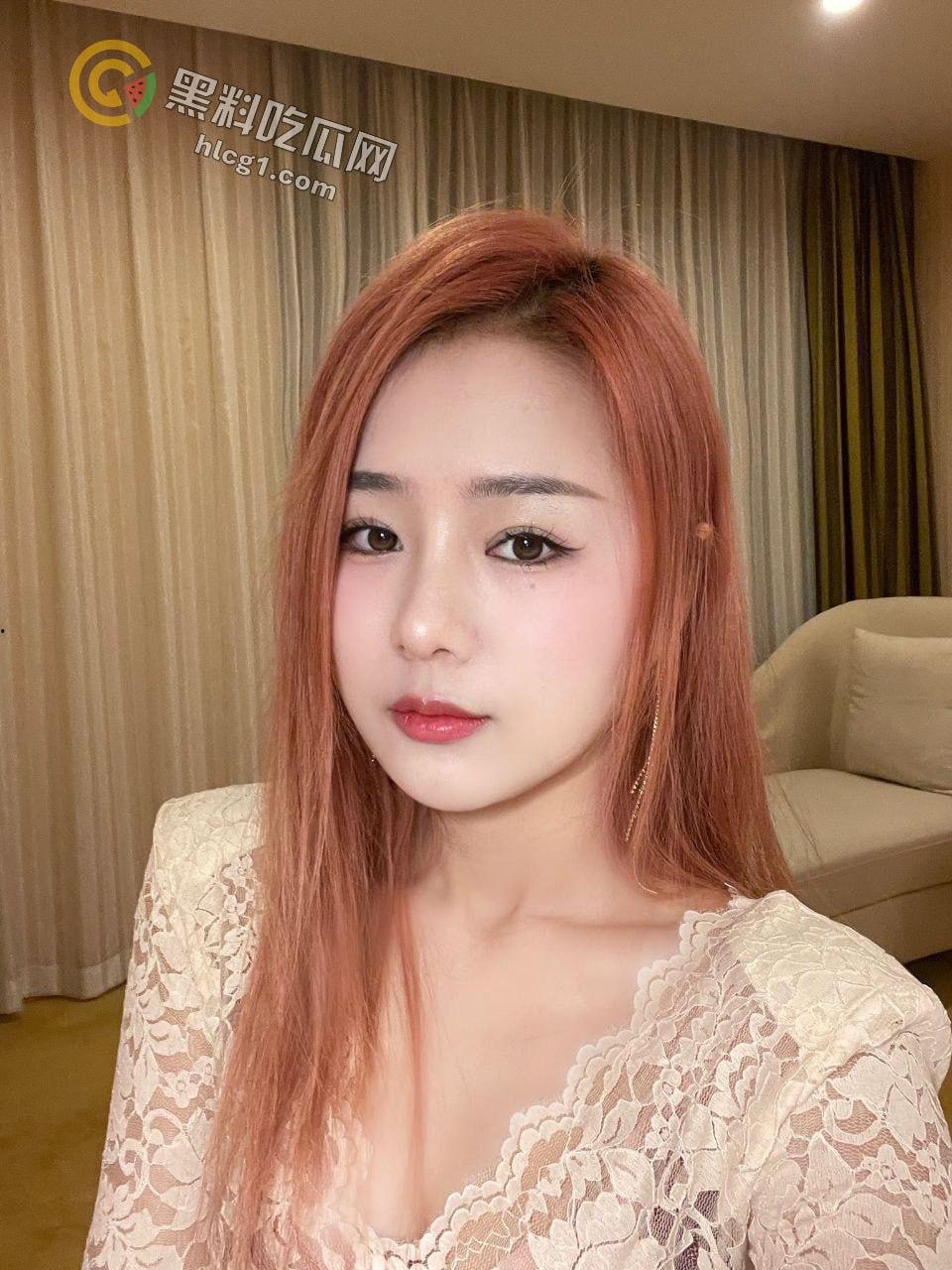 高颜值反差婊yuyu新作曝光！黑丝女仆双飞现场视频引发全网狂欢！-12