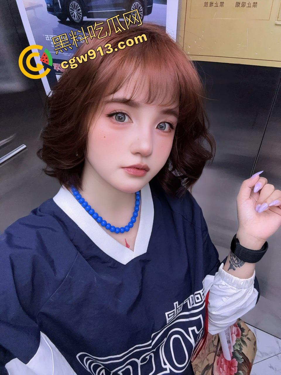 三十岁风骚已婚阿姨半夜敲我门，黑丝吊带内裤让我内射她，主动扒开骚穴让我舔，换着姿势猛干半小时！-5