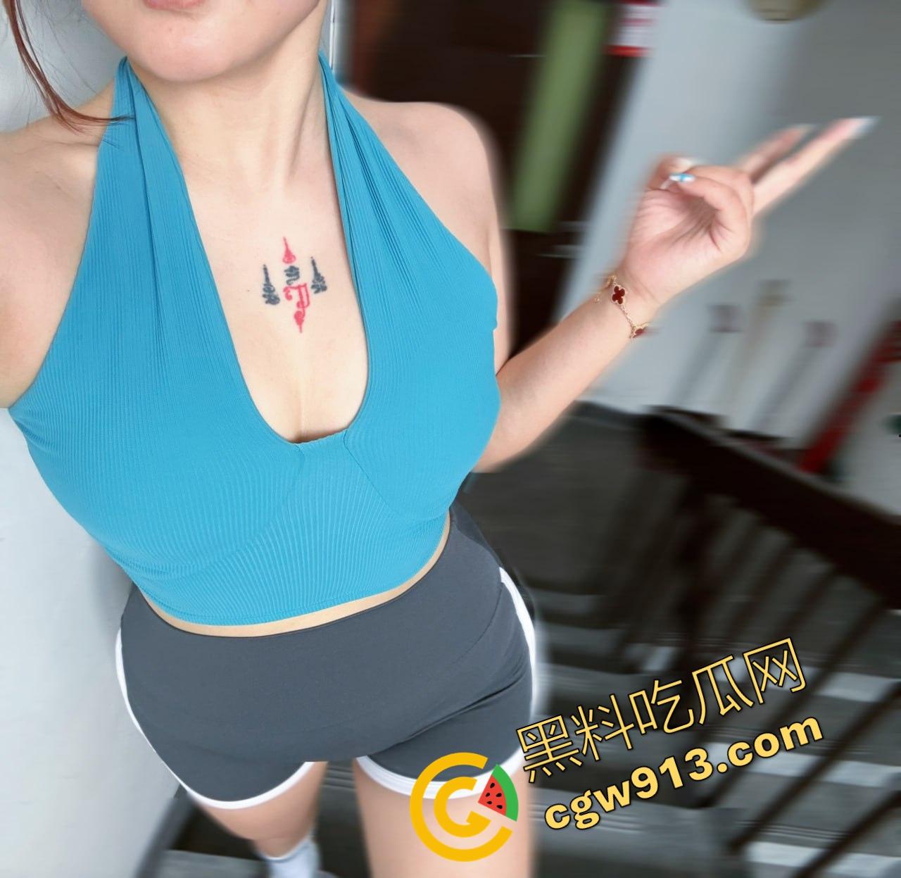 三十岁风骚已婚阿姨半夜敲我门，黑丝吊带内裤让我内射她，主动扒开骚穴让我舔，换着姿势猛干半小时！-7