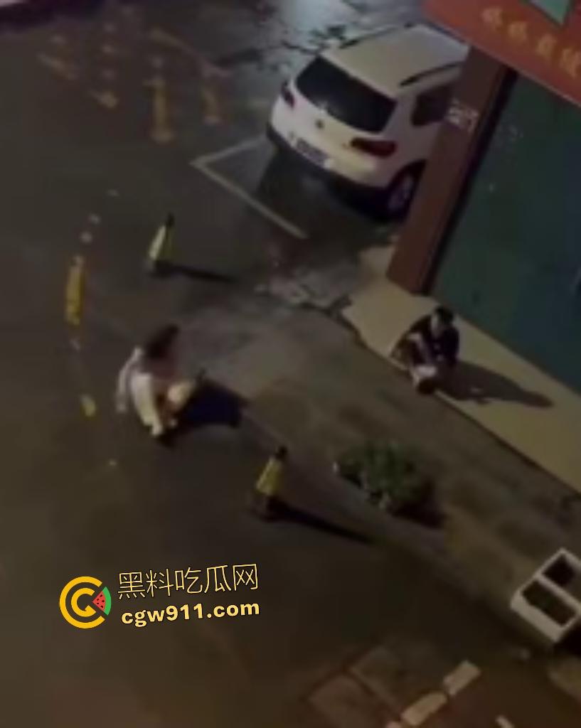 广西南宁情侣夜晚扰民，女友疯魔石头砸豪车，男友坐地被一脚踢喉管倒地，女友还补刀狂踹，不踢死不罢休！-2