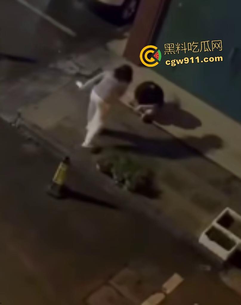 广西南宁情侣夜晚扰民，女友疯魔石头砸豪车，男友坐地被一脚踢喉管倒地，女友还补刀狂踹，不踢死不罢休！-3