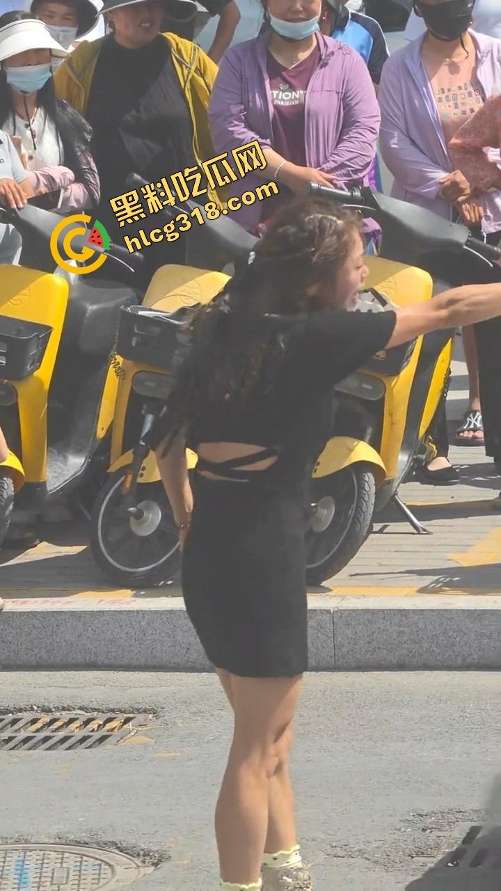 山东菏泽违停被贴条不服还爬警车狂吼，网红『玲玲宝贝』在线上演癫婆斗交警！-4