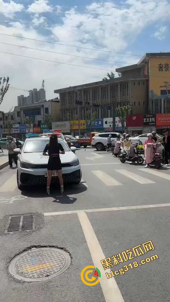 山东菏泽违停被贴条不服还爬警车狂吼，网红『玲玲宝贝』在线上演癫婆斗交警！-12
