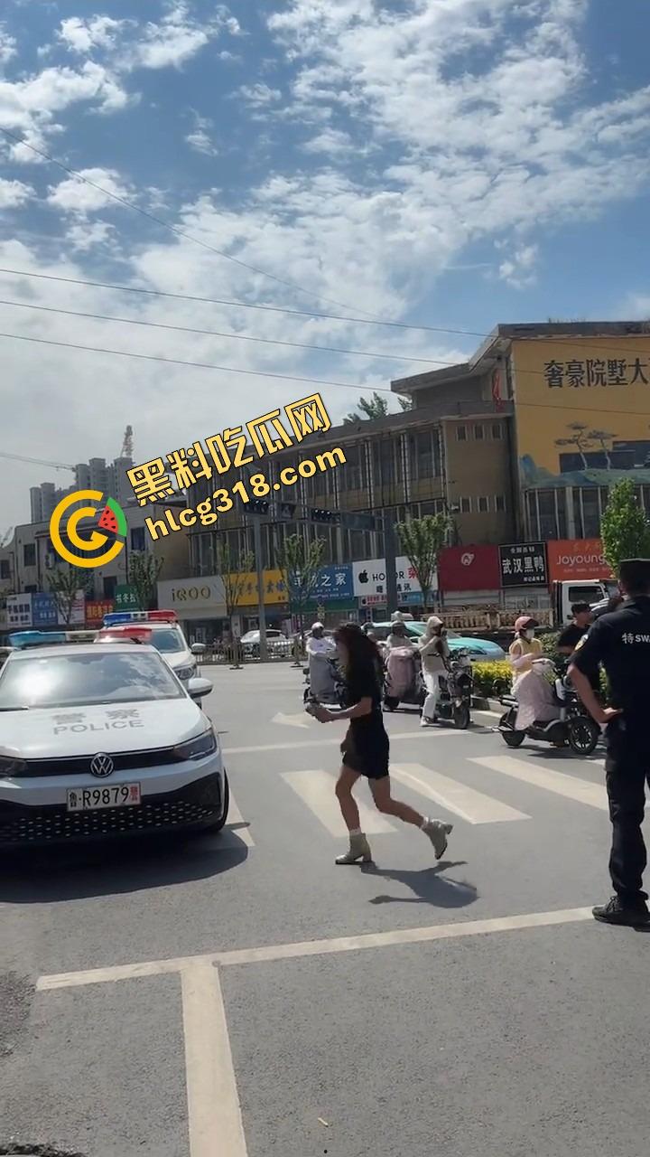 山东菏泽违停被贴条不服还爬警车狂吼，网红『玲玲宝贝』在线上演癫婆斗交警！-14